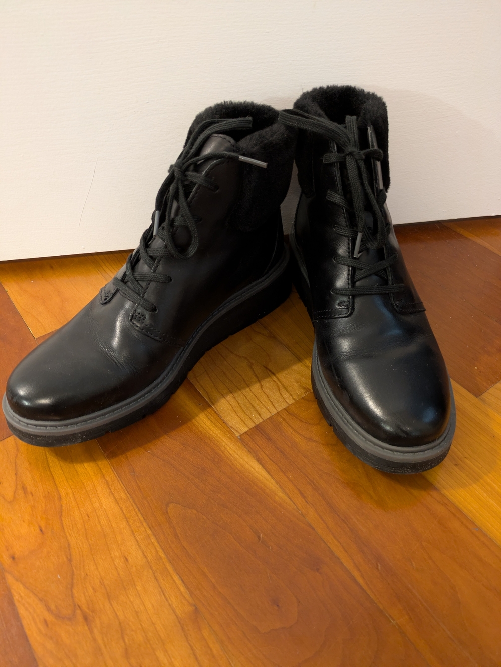 Clarks Andie Go Women's Black Leather Lace-Up Winter Boots With Fur Trim